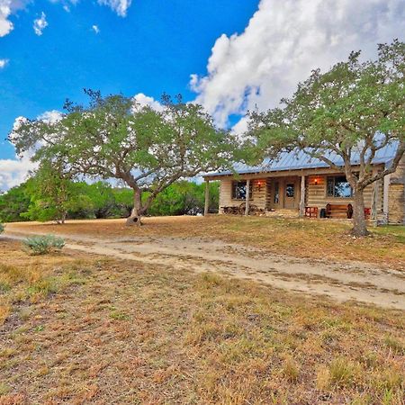 Log Cabin At Old Glory Ranch Wimberley Exterior foto